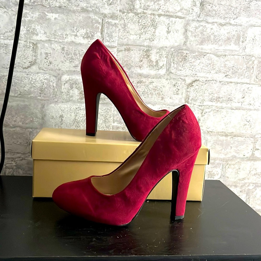 Quid rounded toe heels